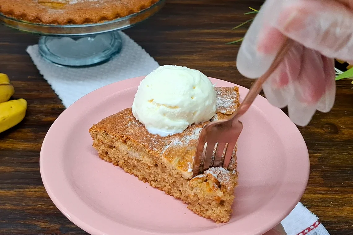 torta de banana saudável e sem glúten, assada com ingredientes simples